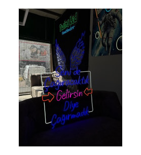 Seni de Çağıracaktık Gelirsin Diye Çağırmadık Yazılı Neon Tabela