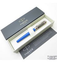 Parker Mavi  Sanatsal Çizimli Roller Kalem  Benzersiz üründür. Yalnızca bir adet bulunmaktadır (Karışık)