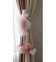 Bebek Hediye Bebek Odası tasarım  Kuğu modeli perde aksesuarı