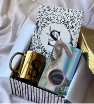 Kişiye Özel Harfli Çiçek Tasarımlı Sert Kapaklı Defter Gold Kupa Ve İnci Kolye Hediye Seti