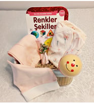 Yenidoğan Hediye - İlk Kavramlar & Gelişim Lüks Seti (Dikdörtgen Hasır Sepet & İki Dilli Kitap - Renkler Şekiller - & Ahşap Çıngırak)  Grupsal Ofis (Yavruağzı)