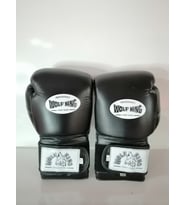 Wolfking marka Deri Boks Eldiveni siyah renk cırtlı model Orjinal Dana derisidir İTHAL ÜRÜNDÜR profesyonel sporcular için uygundur. 10-12-14 16 OZ büyüklükte İstediğiniz Bedeni msj ile bildiriniz