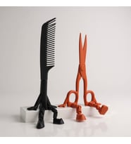 Kuaför & Saç Sanatçıları İçin Dekoratif Tasarım Obje (Tarak & Makas Figürü) (Siyah-Karamel)