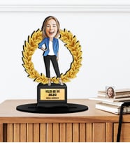 Kişiye Özel Karikatürlü Yılın Ablası - Başlığını Belirle Ahşap Oscar - Masaüstü Biblo