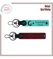 Çocuk Ve Ayyıldızle Ölümsüzleştirin – İsme Özel Deri Anahtarlık Hediye Takımı, Turkuaz-Bordo
