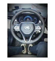 DİKİŞLİ DİREKSİYON KILIFI NOKTALI DAMARLI DERİ SİYAH DİKİŞLİ TOYOTA COROLLA YENİ KASA İÇİN