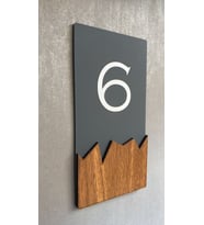 Wooden Serisi Dikey Kapı Numarası