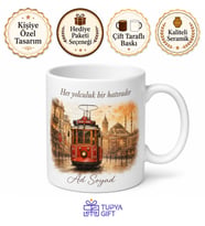 İstiklal Caddesinde Tramvaya Binenlere Nostaljik Kırmızı Tramvay Kupa Bardak Hediye