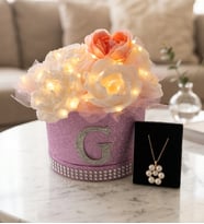PREMİUM KİŞİYE ÖZEL BAŞ HARFLİ LED IŞIKLI  PEMBE SİLİNDİR TAŞLI KUTUDA EL YAPIMI BEYAZ ÇİÇEKLER ARASINDA KALP MUM BUKETİ VE İNCİ KOLYE SETİ (Pembe-Beyaz)