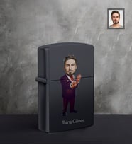 Kişiye Özel Kabadayı Karikatürlü  UV Baskılı Siyah Benzinli Çakmak Bay-1