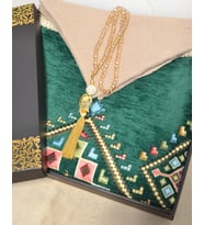 Çeyizlik Hediyelik Set – Kadife Kilim Desenli Seccade, Eşarp, Kristal Tesbih ve Özel Kutu (Yeşil)