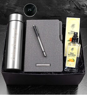 Kişiye Özel 500 ML Gümüş Renk Dereceli Termos & Termo Deri Gri Defter & Siyah Metalik Roller Kalem & Rebul Mandalina Kolonya Hediye Seti