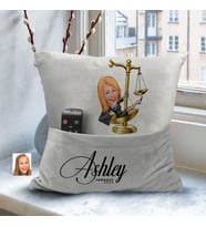 BK Gift Kişiye Özel Avukat Karikatür Tasarımlı Organizer Kumanda ve Atıştırmalık Cepli Gri Kırlent Yastık- 2 Arkadaşa Hediye, Cepli Yastık