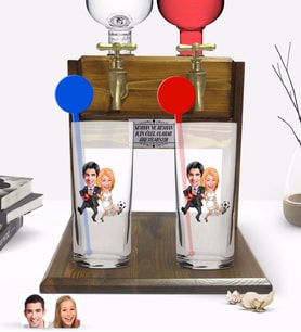 BK Gift Kişiye Özel Renkli Baskılı Sevgililer Karikatürlü İkili Vodka Bardağı ve Çift Musluklu Doğal Ahşap Vodka Standı-15 (Model 1)