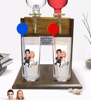 BK Gift Kişiye Özel Renkli Baskılı Sevgililer Karikatürlü İkili Vodka Bardağı ve Çift Musluklu Doğal Ahşap Vodka Standı-15 (Model 1)
