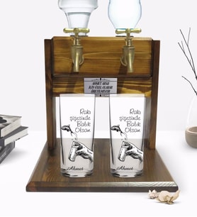 BK Gift Kişiye Özel Renkli Baskılı Rakı Şişesinde Balık Olsam Tasarımlı İkili Rakı Bardağı ve Çift Musluklu Doğal Ahşap Rakı Standı-1 (Model 1)