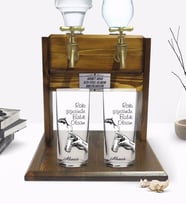 BK Gift Kişiye Özel Renkli Baskılı Rakı Şişesinde Balık Olsam Tasarımlı İkili Rakı Bardağı ve Çift Musluklu Doğal Ahşap Rakı Standı-1 (Model 1)