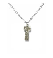 Atiye – Göbeklitepe T Sütunu Figürlü Kolye – Gümüş Renk Zamak Metal Unisex Spiritüel Takı