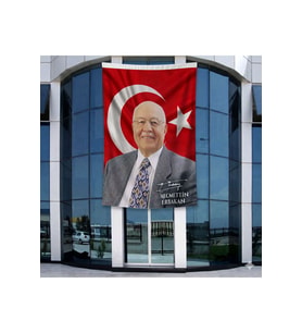 Türk Bayrağı Önünde Necmettin Erbakan ve İmzası 140gr Premium Raşel Kumaş Bayrak 4x6 Metre