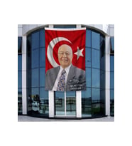 Türk Bayrağı Önünde Necmettin Erbakan ve İmzası 140gr Premium Raşel Kumaş Bayrak 4x6 Metre