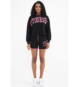 Tommylife Siyah Kapüşonlu Yazı Baskılı Düşük Omuzlu Oversize Kadın Şort Takım