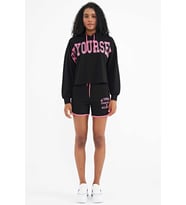 Tommylife Siyah Kapüşonlu Yazı Baskılı Düşük Omuzlu Oversize Kadın Şort Takım