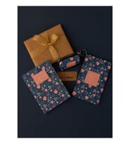 Kadın Hediye Seti – Defter, Anahtarlık ve Çanta Organizer  Desenli Deri Kapaklı Defter (Lacivert)
