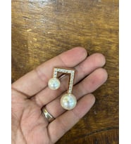 İNCİ BONCUKLU ZİRKON TAŞLI TASARIM BROŞ YAKA İĞNESİ GİYİM AKSESUARI 3X2 CM