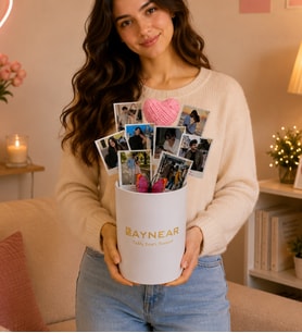 Kişiye Özel 8 Polaroid Fotoğraflı Anı Buketi – Kalp Yastıklı Beyaz Silindir Kutuda Tasarım