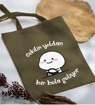 BK Gift Bir Bela Geliyor Tasarımlı Haki Kumaş Bez Çanta, Baskılı Omuz Çantası, Alışveriş Çantası, Arkadaşa Hediye-1