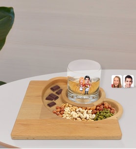 BK Gift Kişiye Özel Sevgililer Karikatürlü Viski Bardağı ve Doğal Masif Ahşap Yarım Ay Sunum Tabağı Çerezlik Hediye Seti-57