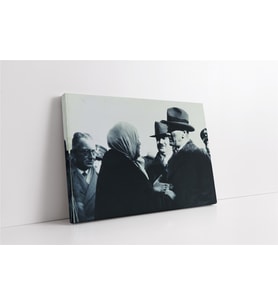 Atatürk Yaşlı Kadınla Konuşurken