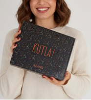 Kişiye Özel L Harfli İsimli Hediye Kutusu - Kişiye Özel Kupa Standart, Çay, Takvim, Mum Doğum Günü Hediyesi (Siyah)