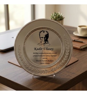 Atatürk Tasarımlı Ayaklı Gümüş Metal Tabak Plaket - Kişiye Özel Baskılı Teşekkür Ödülü