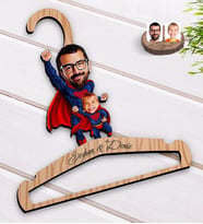 BK Gift Kişiye Özel Süper Baba Çocuk Karikatürlü Standart Boy Ahşap Elbise Askısı
