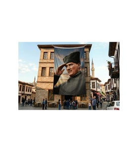Selam Veren Ulu Önder Gazi Mustafa Kemal Atatürk Poster Bayrak Premium Raşel Kumaş ATA63
