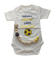Hoşgeldin Bebek, Yenidoğan Erkek Bebek, Sarı Lacivert Babamın Oğluyum Taraftar Badi ve İsimli Emzik Askısı Hediye Seti (Lacivert-Sarı)