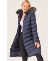 Dewberry Kadın %100 Polyester Kürklü Kapüşonlu Kaban Lacivert Z6690 Katmanlı Kombin, Kazak ve Gömlek Kombini
