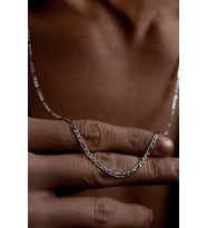 14 K White Gold Kaplama 925 Ayar Gümüş Old Money Barlı Figaro Zincir