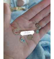 Sahi Aksesuar 14 Ayar Altın Kaplama Açık Mavi Kristal Taşlı İsimli Erkek Bebek Yaka İğnesi BKI0481