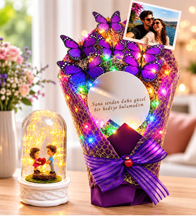 Kişiye Özel Fotoğraflı Renkli LED Işıklı Aynalı Mor Kelebek Buketi ve LED Işıklı Fanus (kalp tutan biblolu)