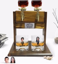 BK Gift Kişiye Özel Renkli Baskılı Erkek ve Kadın Karikatürlü İkili Viski Bardağı ve Çift Musluklu Doğal Ahşap Viski Standı-2 (Model 1)