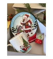 Yılbaşı Özel Noel Baba Desenli Kupa Bardak, Mini Kar Küresi ve Ahşap Pano Hediye Seti (Karışık)