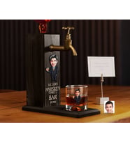 BK Gift Kabartmalı Karikatür Figürlü Musluklu Siyah Ahşap İçki Standı ve Viski Bardağı Hediye Seti, Arkadaşa Hediye, Sevgiliye Hediye-4