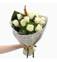 Gazete Kağıdında Bukette 12 Beyaz Gül