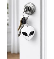Beyaz Uzaylı Figürlü Siyah Göz Detaylı Metal Unisex Anahtarlık