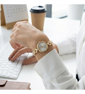İnci Detaylı Zirkon Taşlı Minimal Özel Kutulu Şık Metal Kordon Kadın Kol Saati Altın Gold Renk Hanıma Eşe Arkadaşa Yakınınıza Sevgiliye Ablaya Anneye Teyzeye Halaya Doğum Günü Özel Gün Yıl Dönümü Hediyesi Kız Kardeşe Kız Çocuğa Hediye
