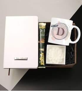 Kişiye Özel Beyaz Defter & Kişiye Özel Harf Baskılı Kupa & Dekoratif Mum & Jacobs Gold 3'ü 1 Arada Yoğun Lezzet Hediye Seti