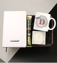 Kişiye Özel Beyaz Defter & Kişiye Özel Harf Baskılı Kupa & Dekoratif Mum & Jacobs Gold 3'ü 1 Arada Yoğun Lezzet Hediye Seti