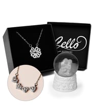 Özel Kutulu Zirkon Taşlı Açılır Yapraklı Gümüş Renk Çelik Yonca Kolye & Işıklı Melek Kar Küresi